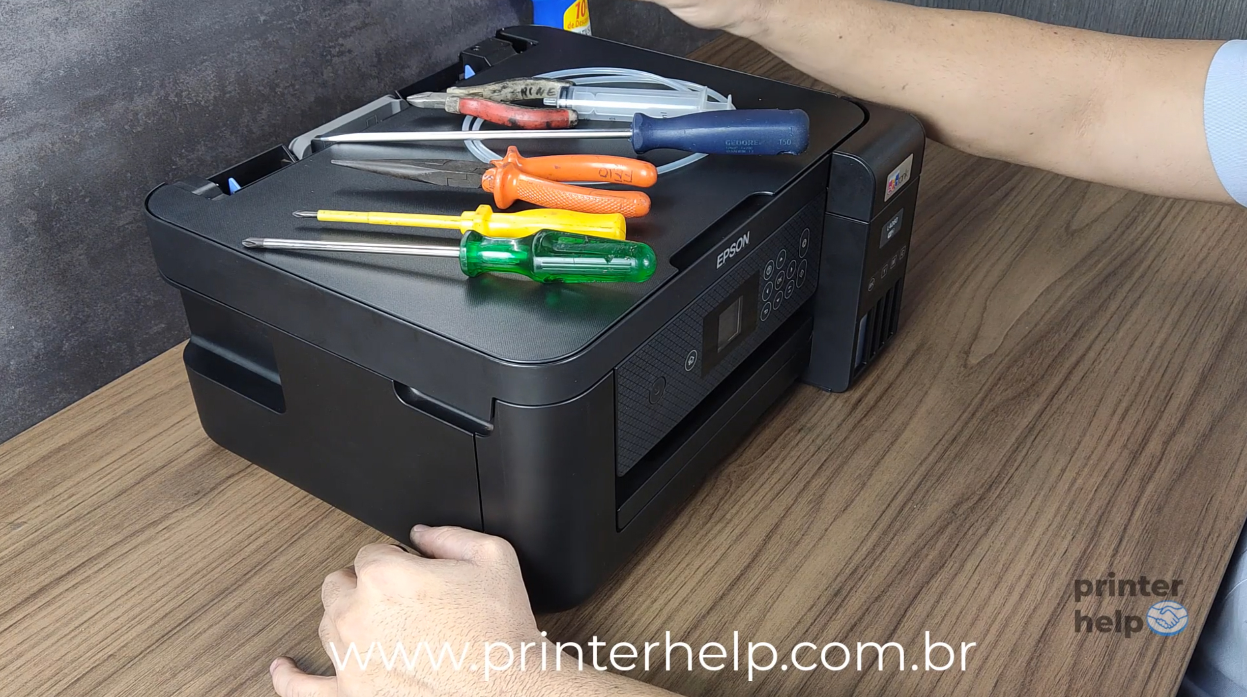 tecnico desmontando epson l4260