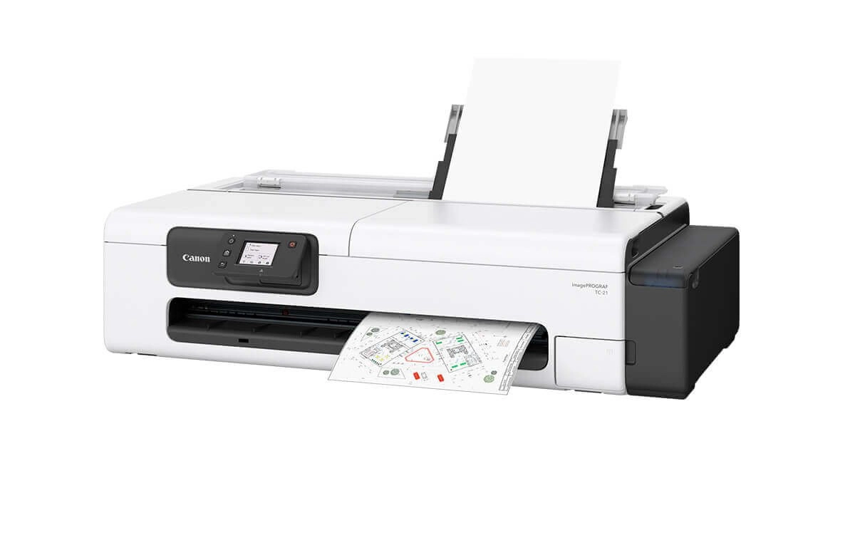 Imagem com visual técnico destacando a Canon imagePROGRAF TC-21, rolo de papel, planta de arquitetura, ferramentas de manutenção e o texto “Curso Plotter Canon TC-21”.