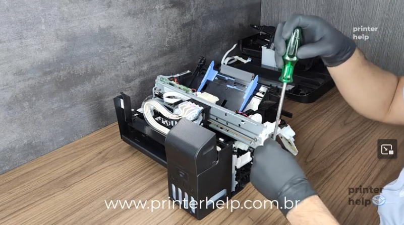 tecnico soltando kit limpeza epson l3250