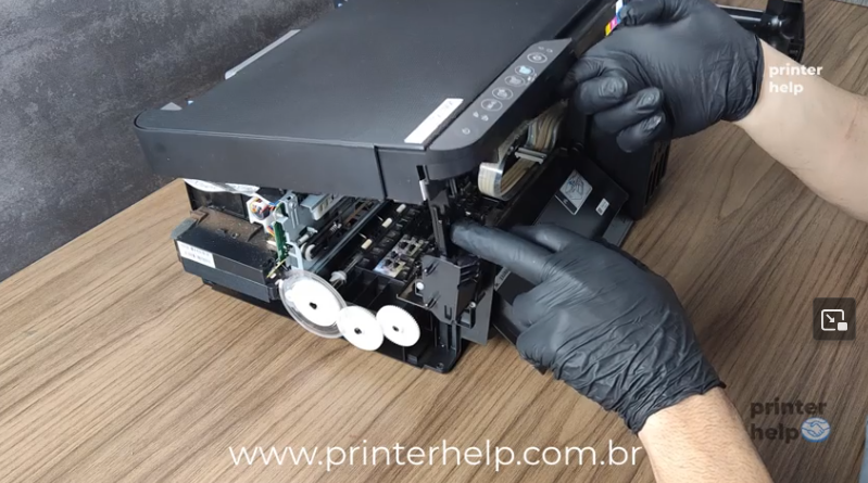 tecnico abrindo scaner epson l3250
