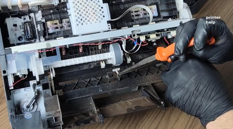 tecnico desmontando sensor epson l3250