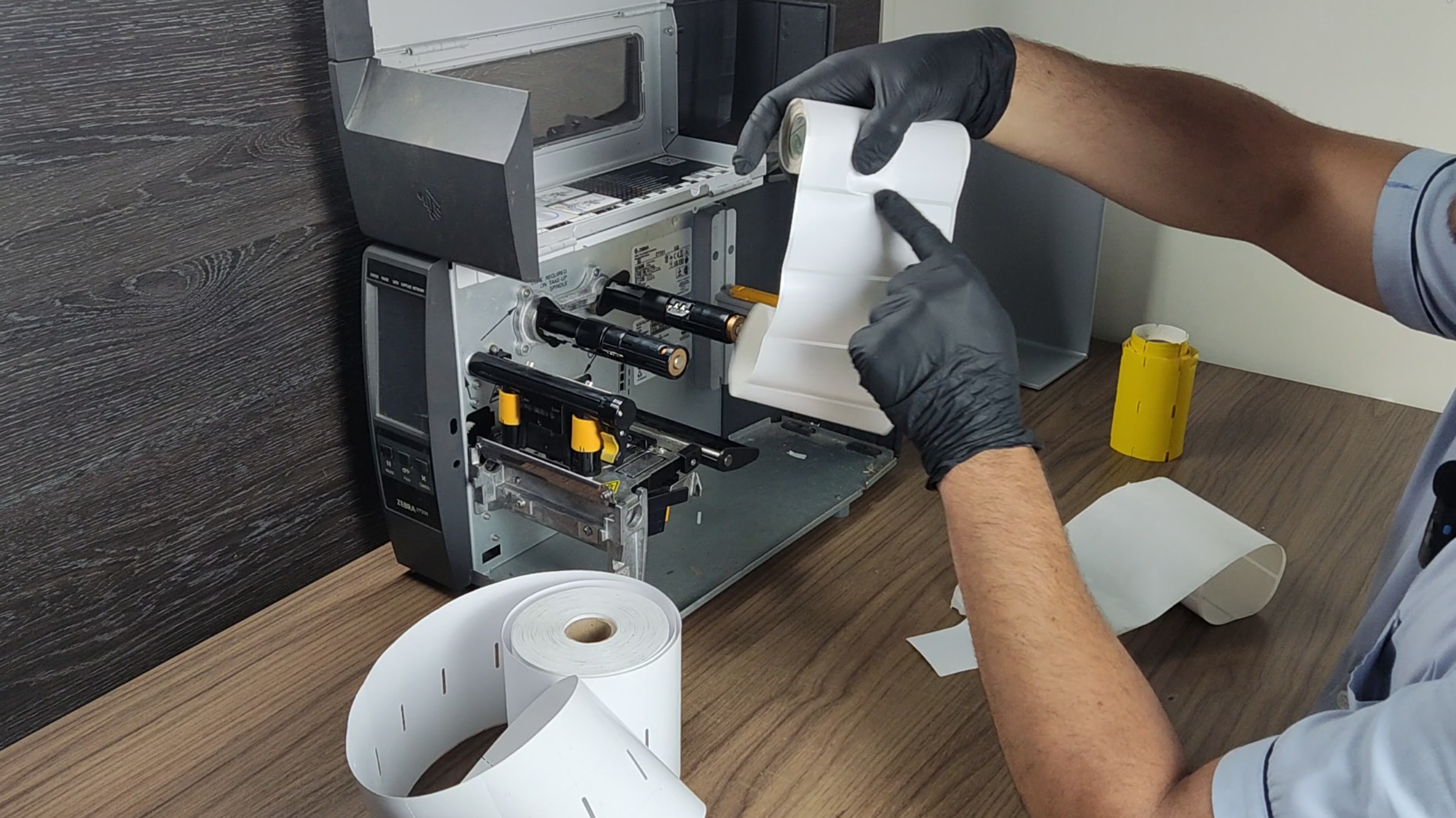 técnico desmontando zebta zt 231 e apontando para etiqueta