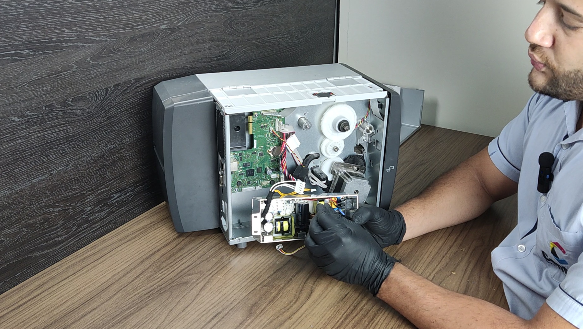 tecnico segurando fonte zebra zt 230