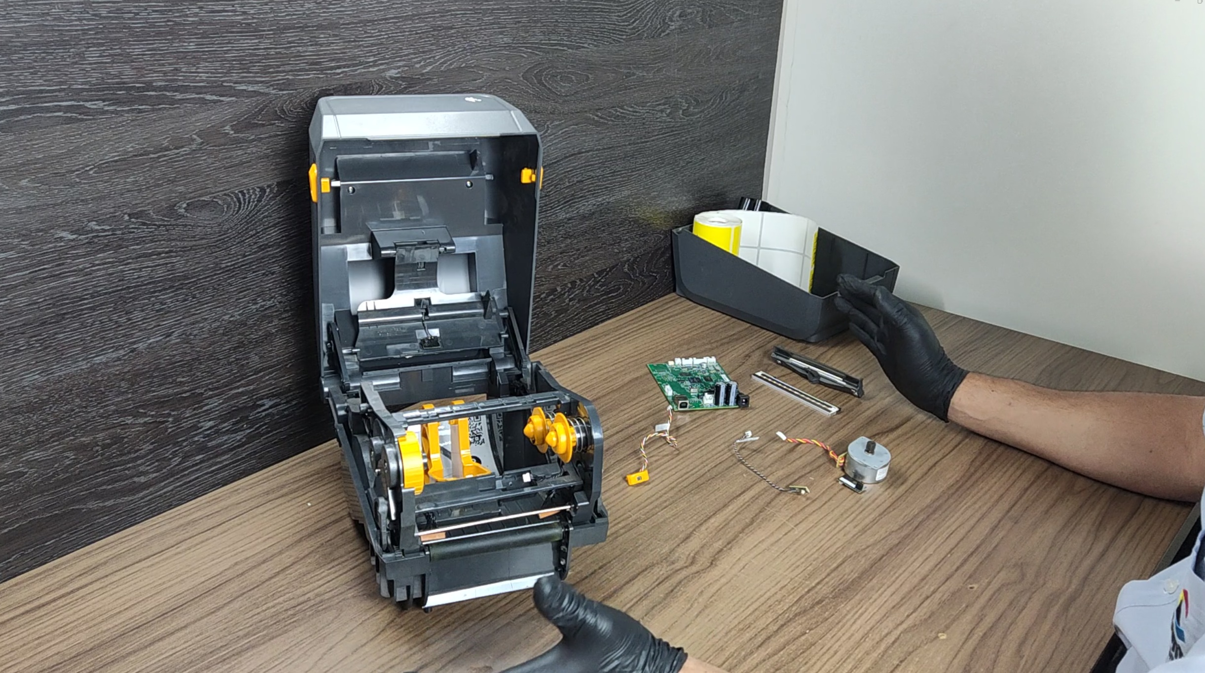 tecnico mostrando zebra zd220 desmontada