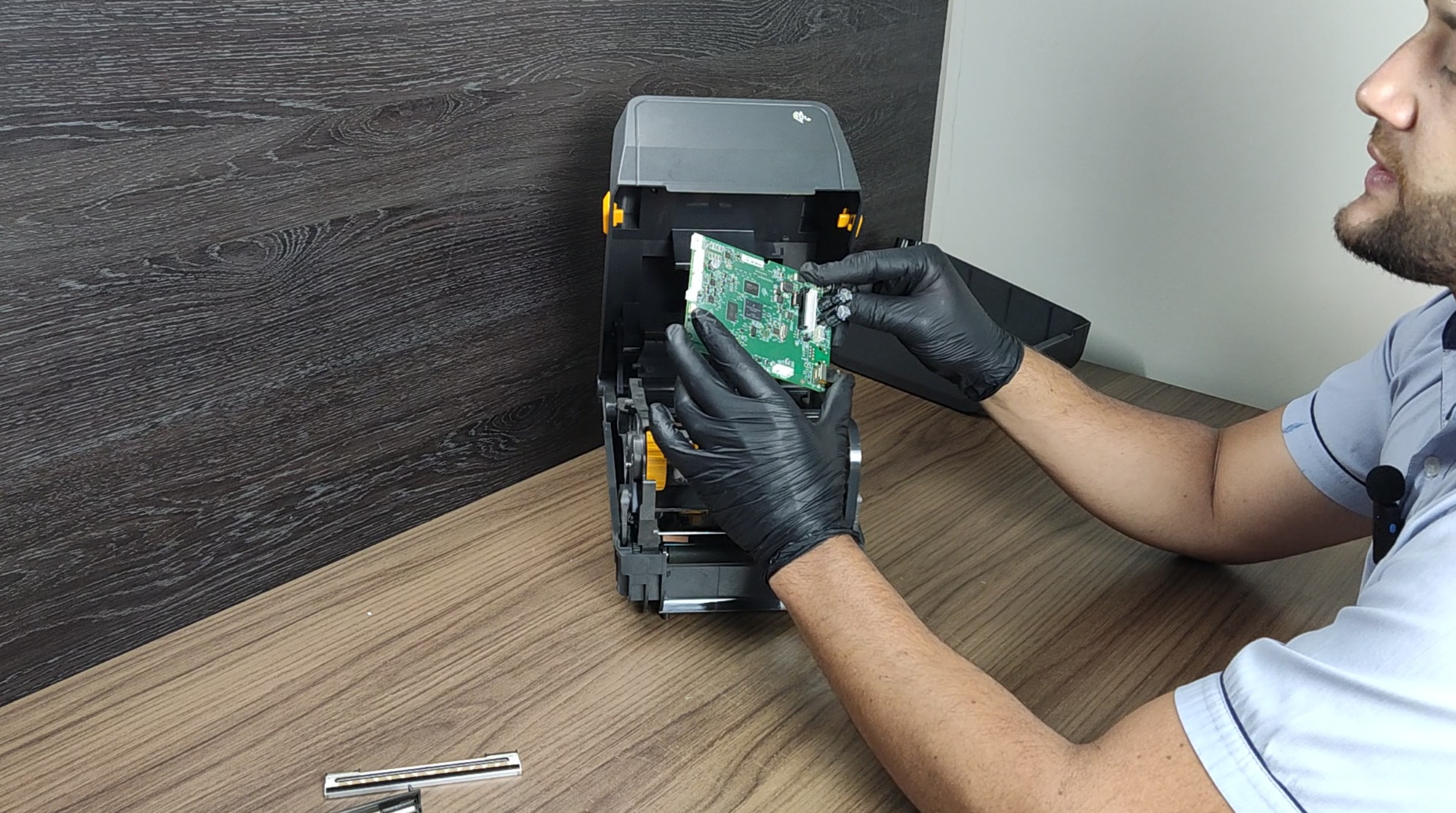 tecnico mostrando placa logica zebra zd220