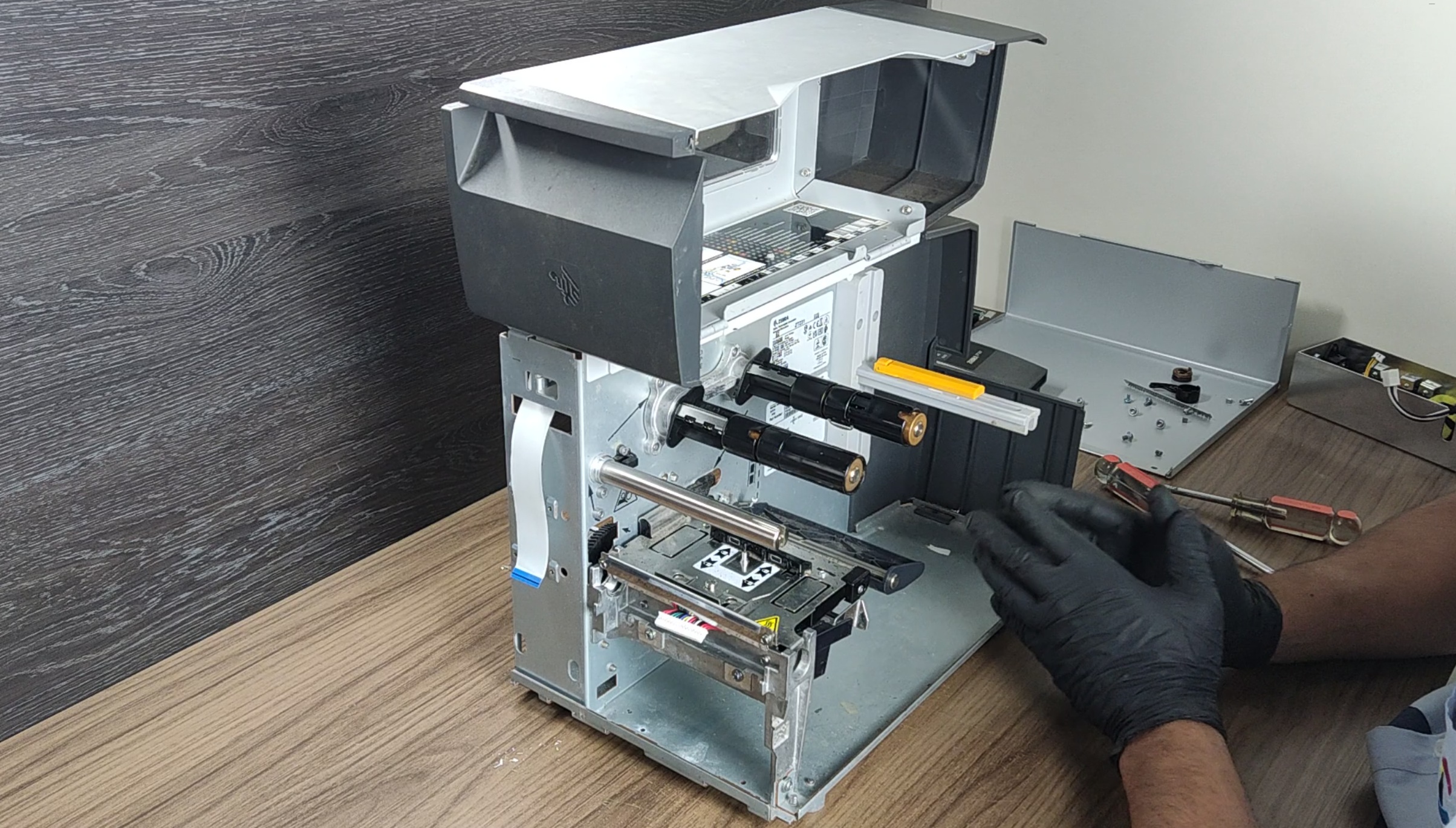 tecnico com zebra zt series desmontada por completo