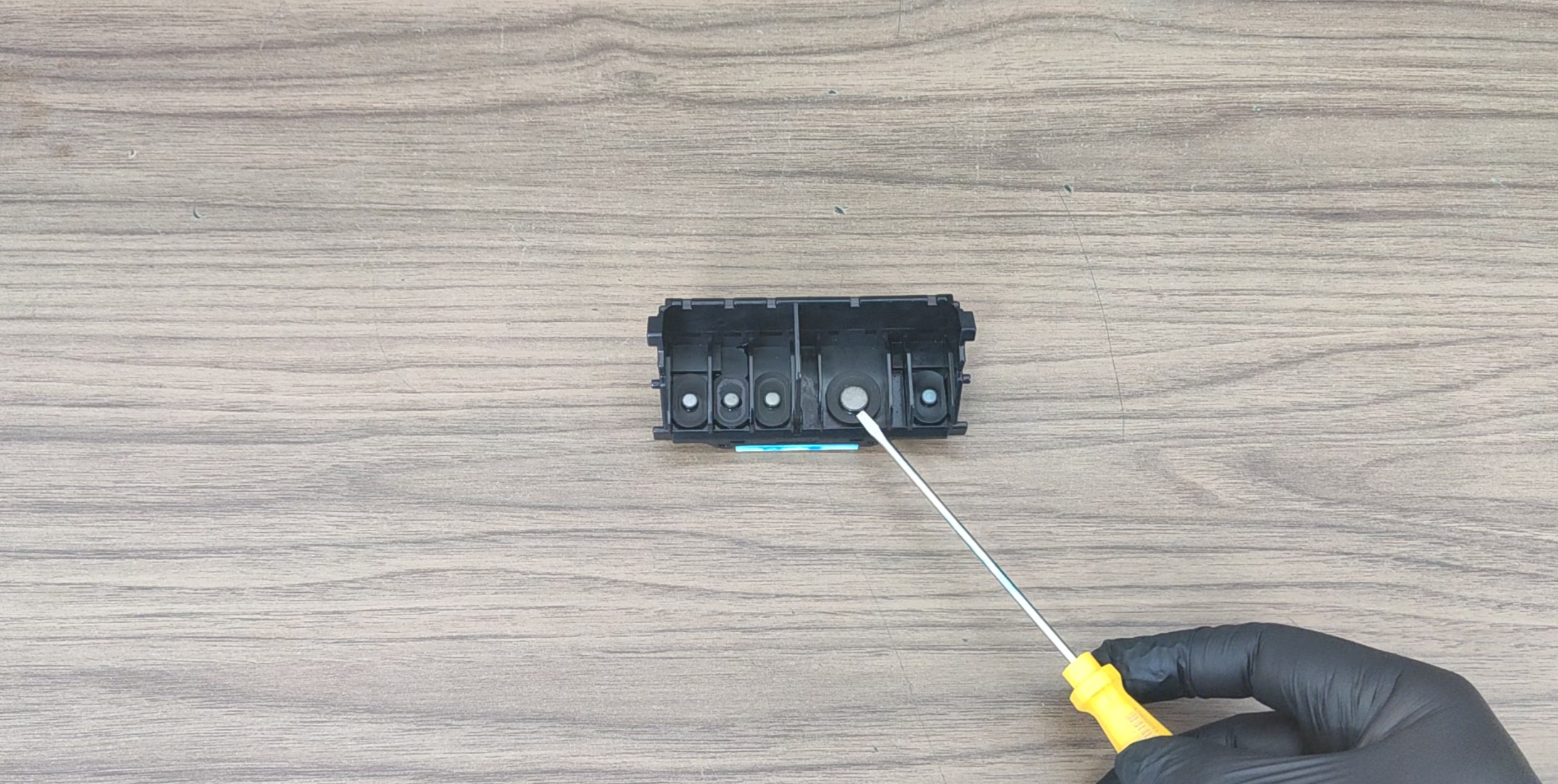 tecnico apontando para entrada de tinta da cabeça de impressão canon ix6810