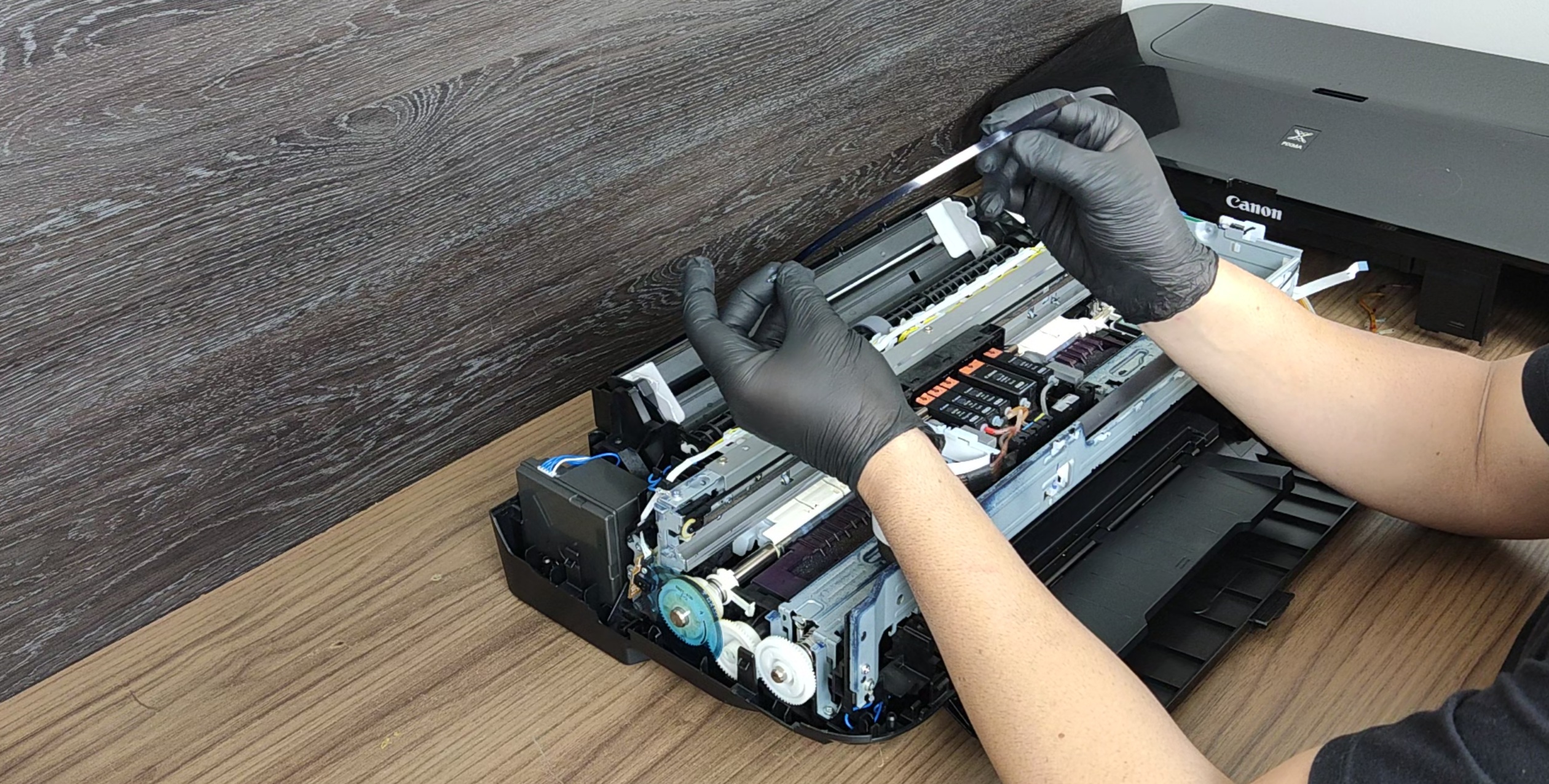 tecnico segurando fita encoder canon ix6810
