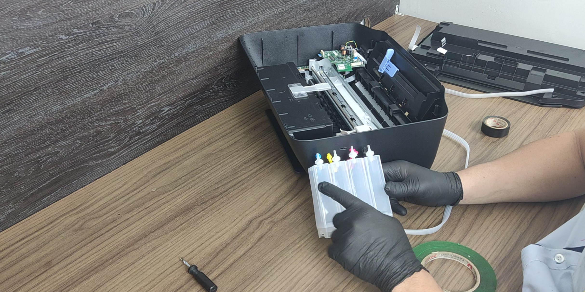 tecnico apontando para bulk deskjet