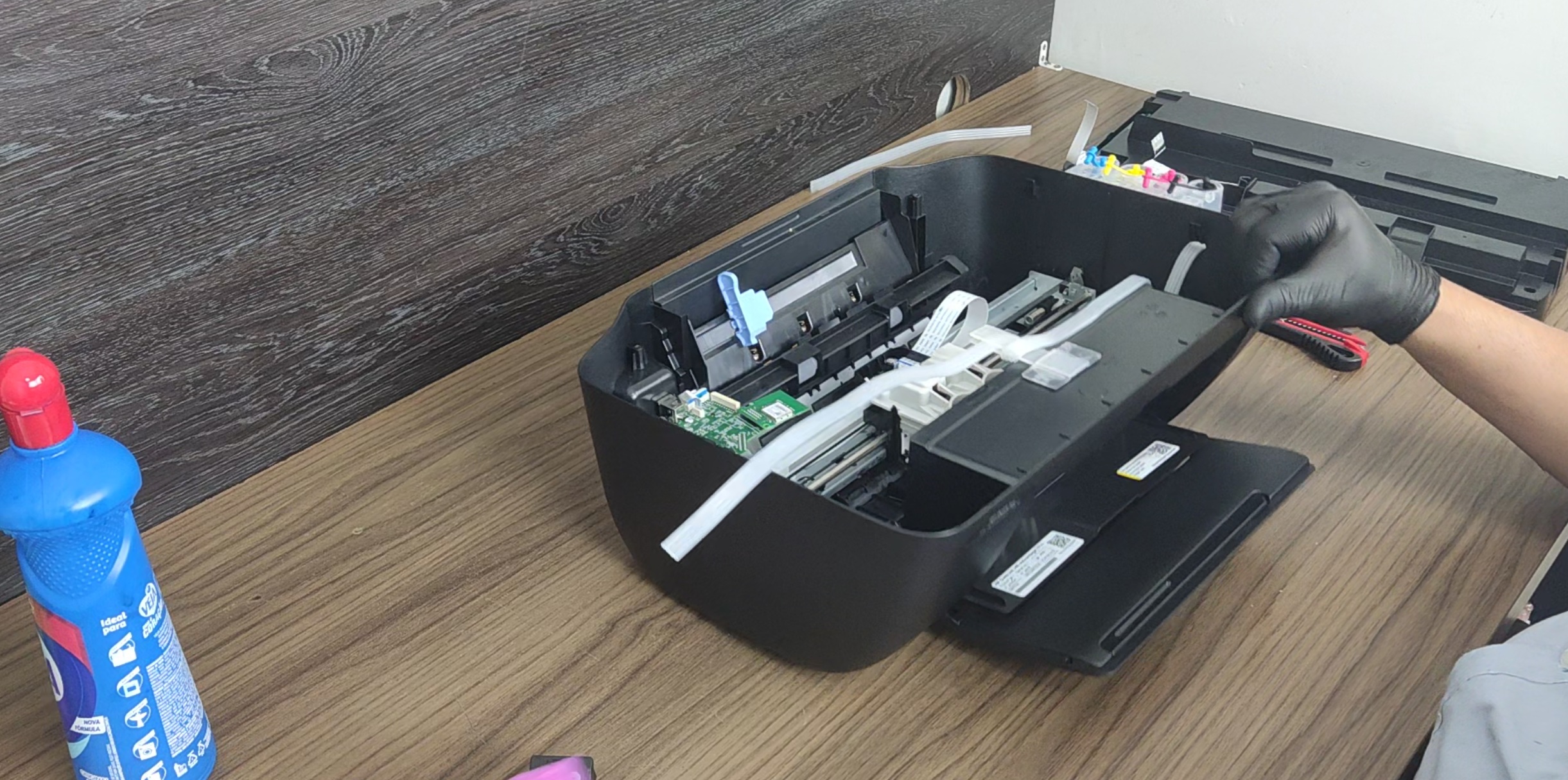 tecnico instalando bulk na hp deskjet