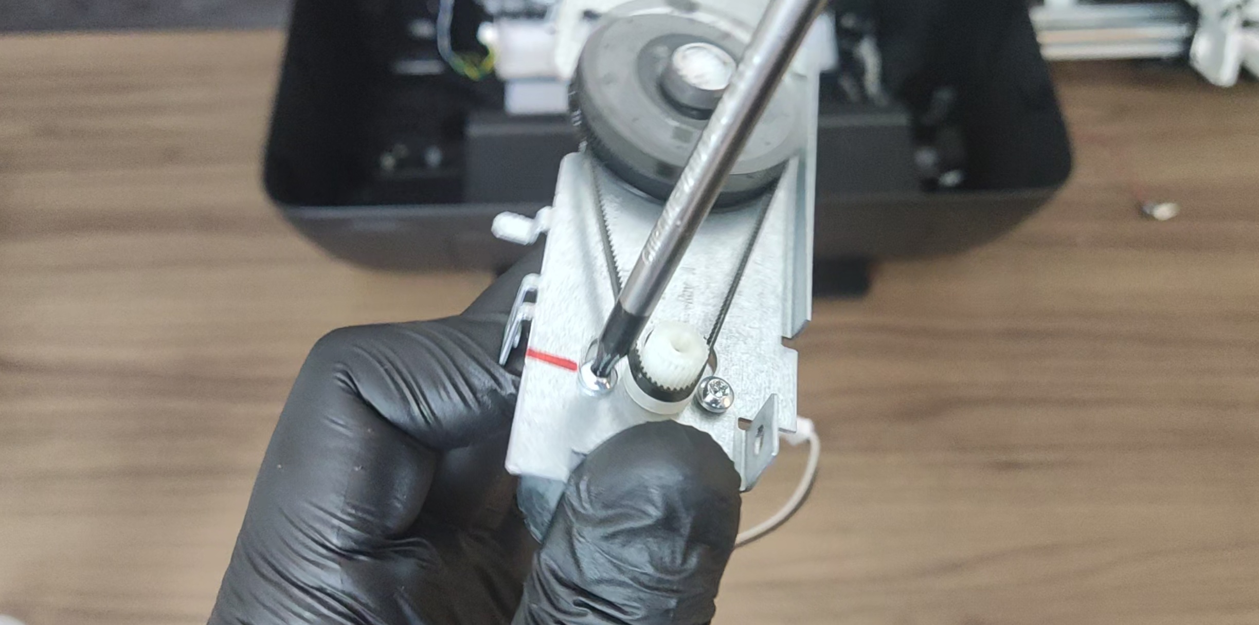 tecnico removendo motor da hp deskjet