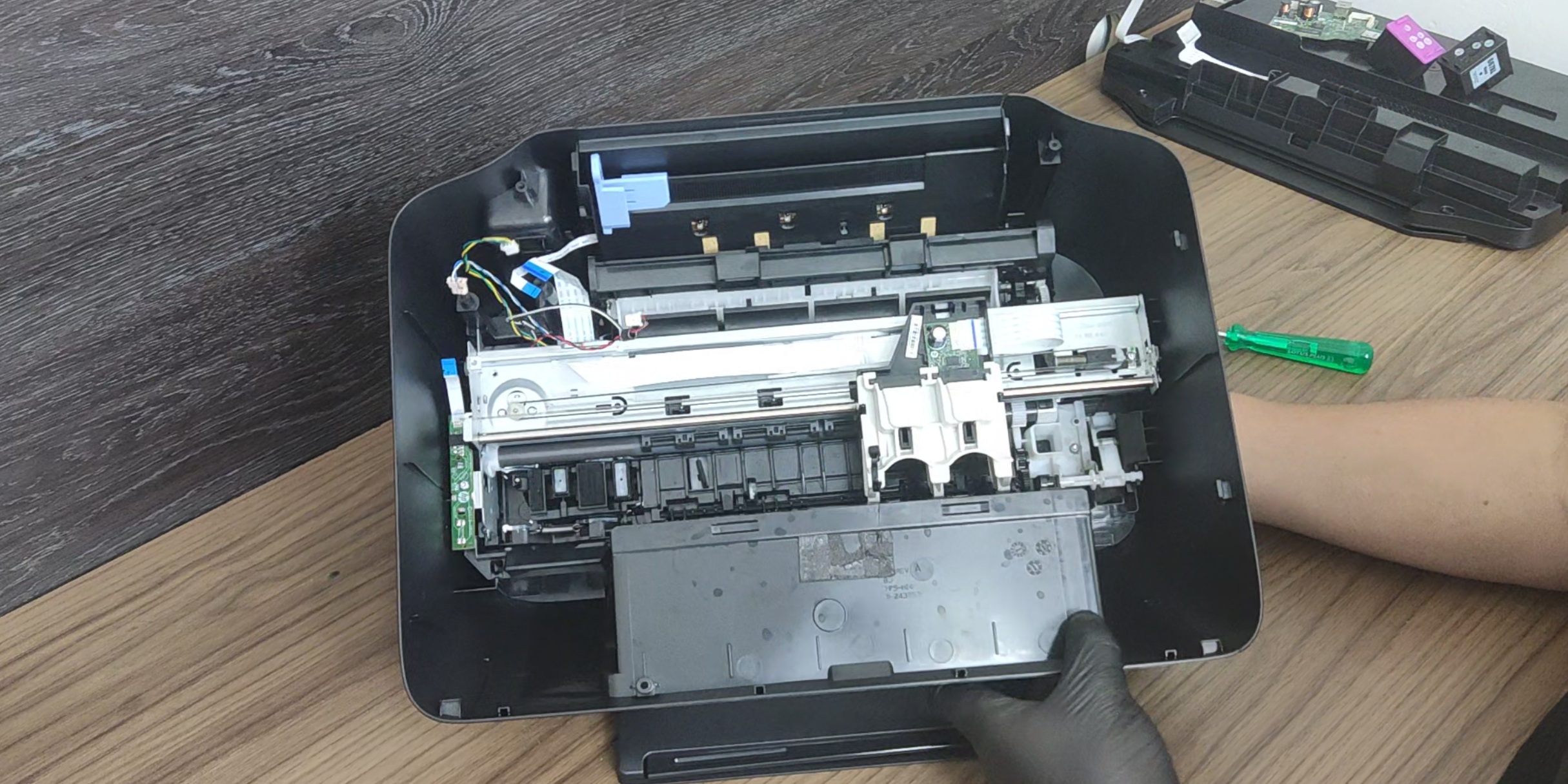 tecnico mostrando uma hp deskjet aberta