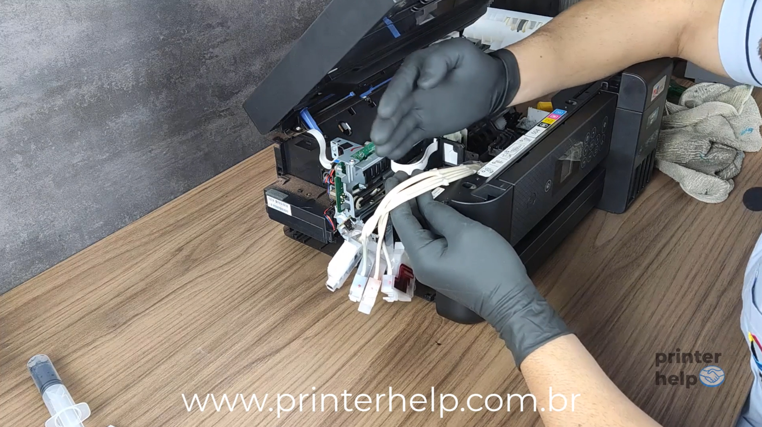 tecnico desmontando epson l4260