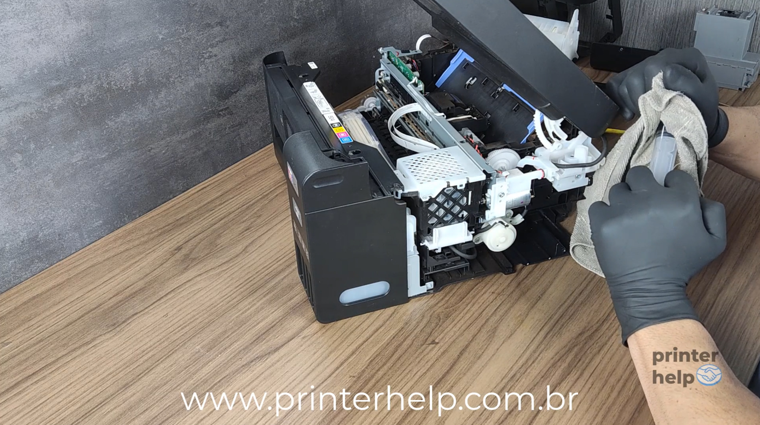 tecnico desmontando epson l4260