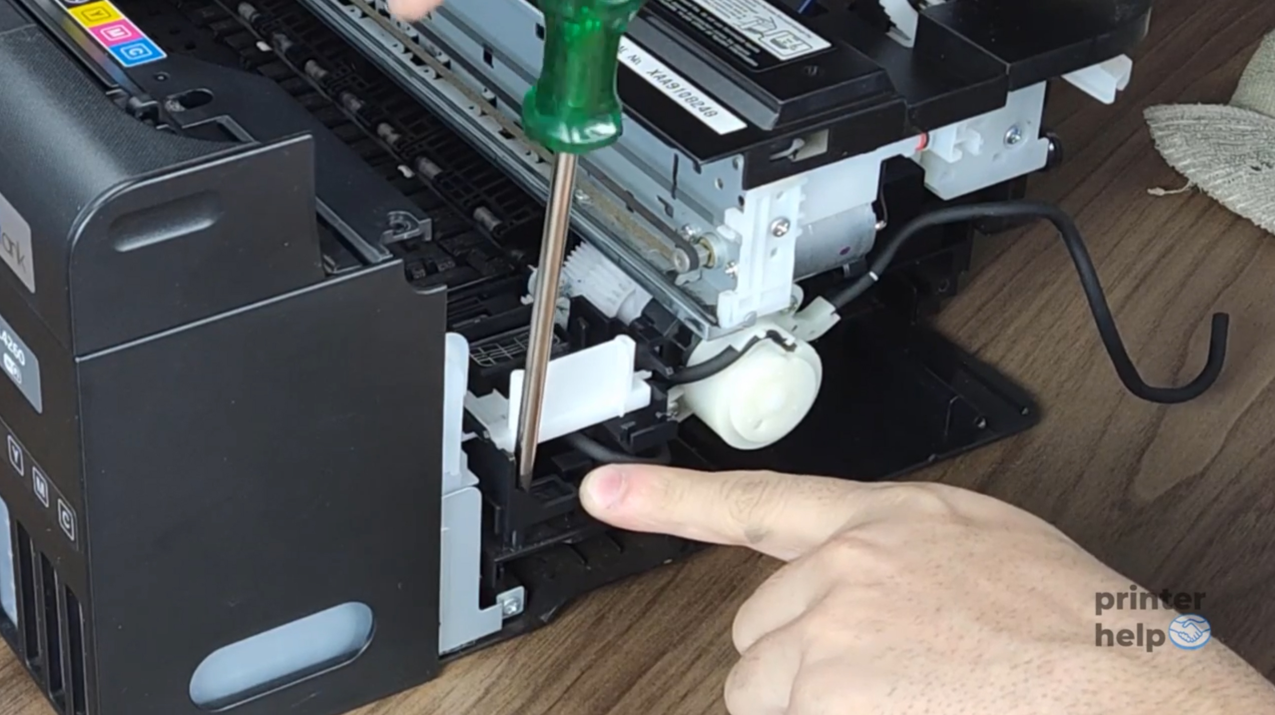 tecnico desmontando epson l4260
