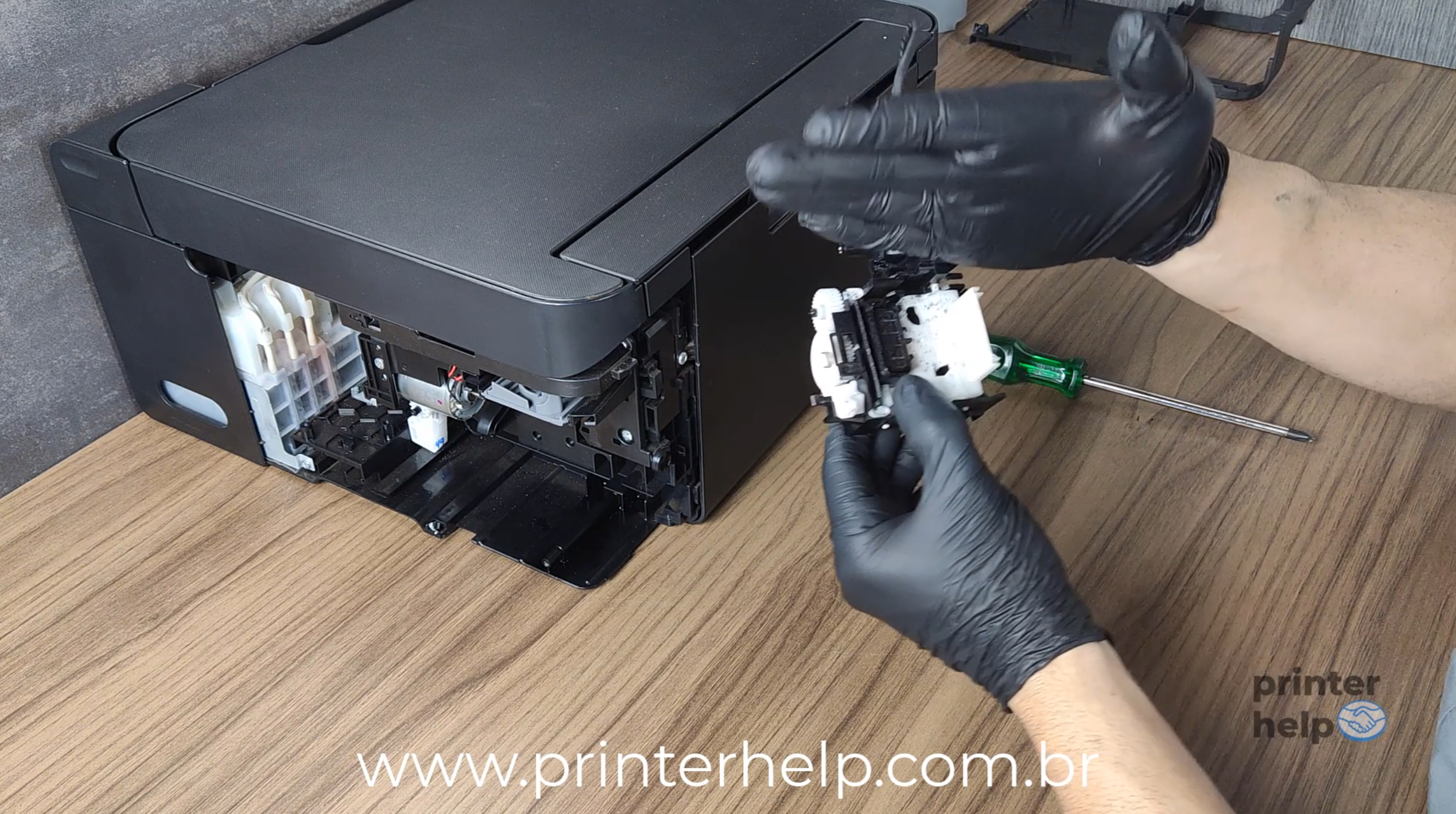 tecnico desmontando epson l4260