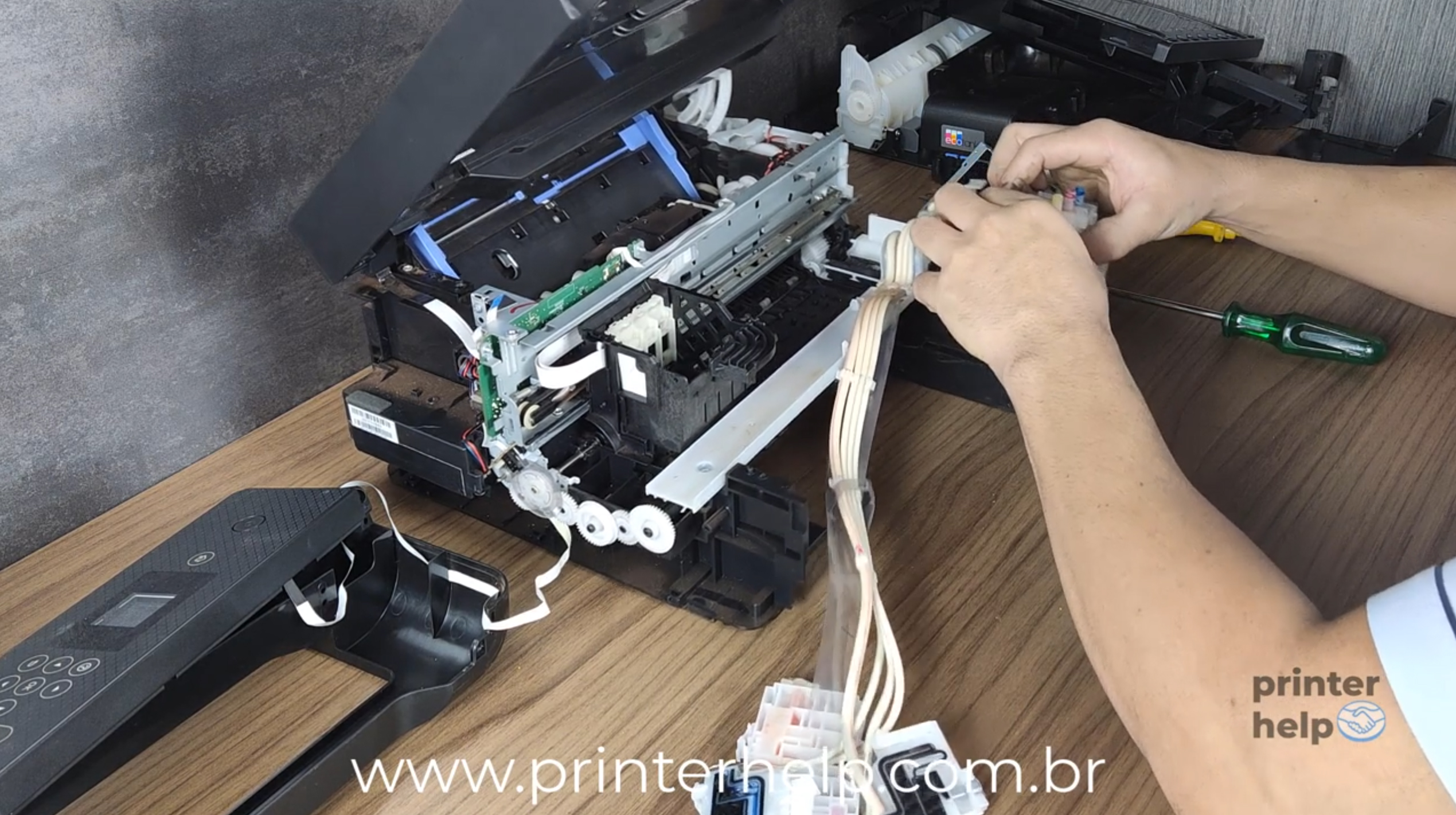 tecnico desmontando epson l4260