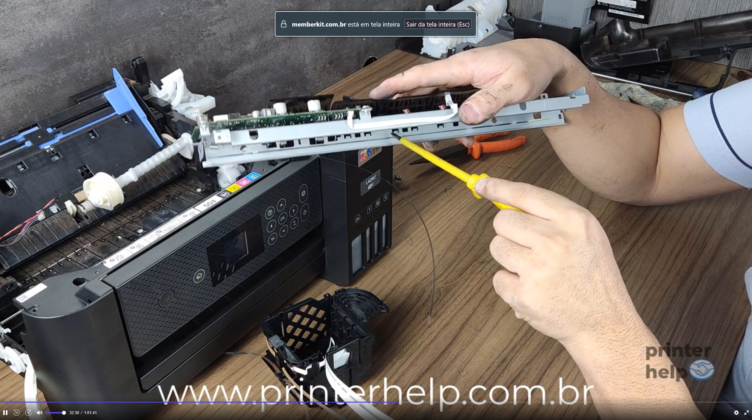 tecnico desmontando epson l4260